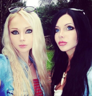 Tan extraños como ella, la ‘barbie humana’ presenta a su familia y amigos