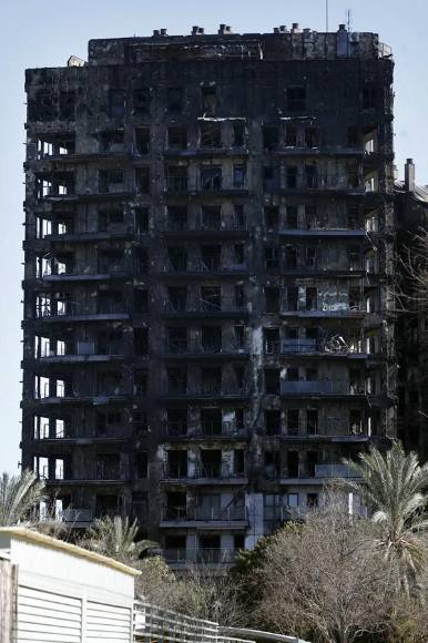El infierno desatado en edificio de apartamentos en Valencia, España