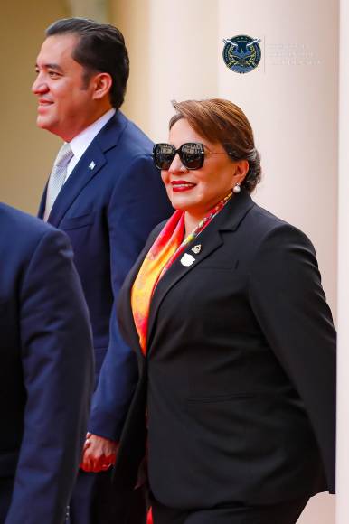 El look que lució la presidenta Xiomara Castro en la investidura de Bukele