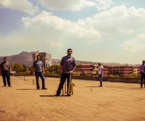 Foto oficial de Ariel Lagos y Transeúntes. La banda cada vez alcanza más logros que dejan en alto a Honduras y su música, ya que la propuesta que presentan en Francia es 100% de autoría catracha.