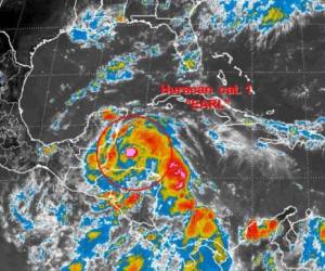 Earl alcanzó a convertirse en huracán categoría uno la tarde de este miércoles cerca de Islas de la Bahía, Honduras.