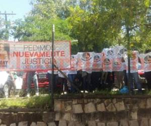 El grupo llegó inmediaciones de la CSJ para pedir justicia (Foto: El Heraldo Honduras/ Noticias de Honduras)