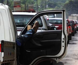Este pasajero prefirio descansar sus piernas sobre la ventana de la puerta del vehículo mientras esperaba el paso.Foto:Johny Magallanes/El Heraldo