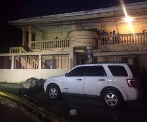 Los dos muchachos fueron encontrados muertos dentro de este edificio de apartamentos. Foto: Red Informativa.