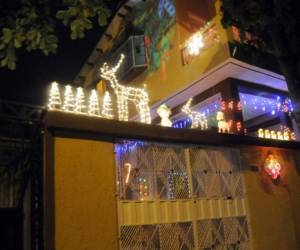 Algunas viviendas de la capital se observan decoradas con luces incandescentes durante la Navidad.Foto: Alejandro Amador /EL HERALDO
