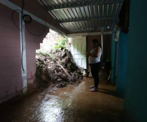 Un deslizamiento causó daños en una vivienda en la colonia Los Pinos.Foto: Alex Pérez