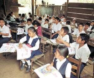 Decenas de campesinos de las aldeas del río San Juan viajan diario a pie o en bote a trabajar al lado costarricense.