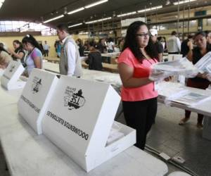 Cada maleta electoral tiene un costo de 10,700 lempiras y serán trasladadas bajo custodia de elementos de las Fuerzas Armadas. (Foto: El Heraldo Honduras/ Noticias Honduras hoy)