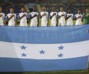 Los jugadores de Honduras al momento de entonar el Himno Nacional previo al duelo ante Nueva Caledonia. (AP Photo/Anupam Nath)