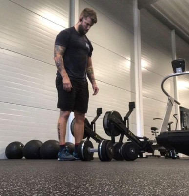 Con tatuajes y fitness, el inusual sacerdote que escandaliza Instagram