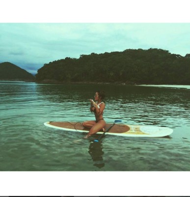 Hermana de Neymar causa furor por provocativo escote