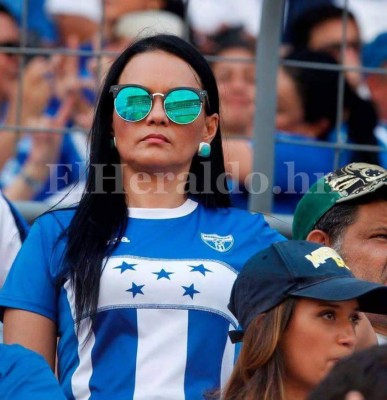 Hermosas hondureñas adornan el Olímpico de SPS en el duelo ante EEUU
