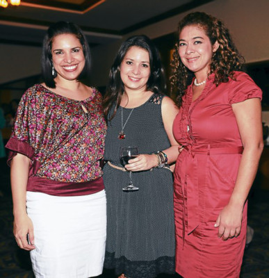 Brindan por el éxito de la revista Eva