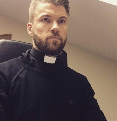 Con tatuajes y fitness, el inusual sacerdote que escandaliza Instagram