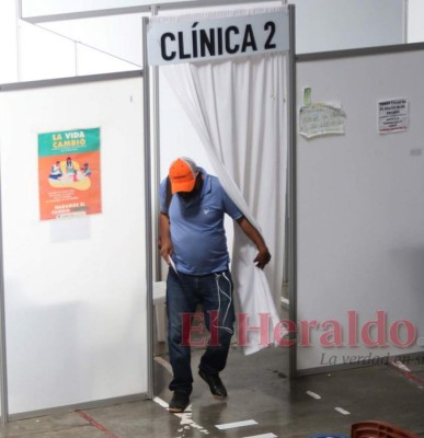 Tras varias semanas vacíos, triajes de la capital lucen abarrotados ante repunte de covid-19 (FOTOS)