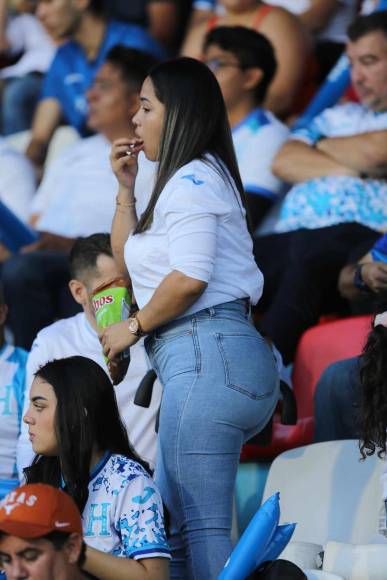El Nacional se llenó de muchas bellas chicas por el Honduras-Cuba