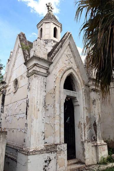 Para robar placas, cruces y hasta joyas: la eterna profanación de tumbas en Cementerio General de Tegucigalpa