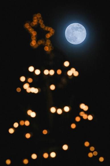 Códigos QR y Santas voladores: curiosas decoraciones en Navidad 2023