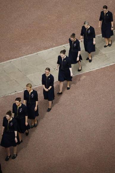 Desmayos, flores y mascotas: Lo que no se vio en televisión del funeral de la reina Isabel II