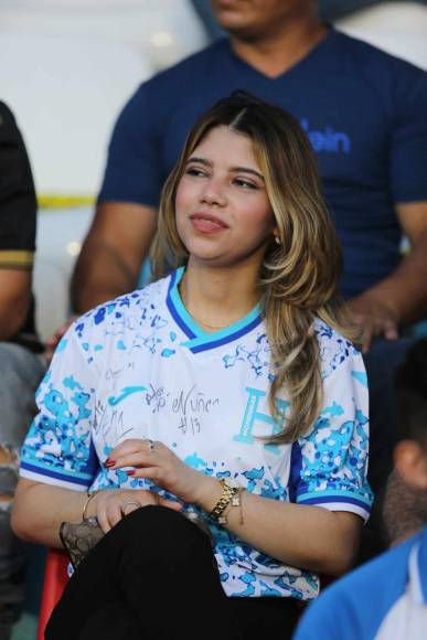 El Nacional se llenó de muchas bellas chicas por el Honduras-Cuba