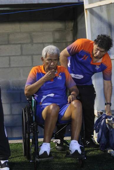 Olimpia y UPNFM fue más bonito en las gradas con su derroche de belleza y color