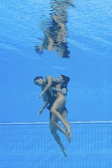 La heroica acción de una entrenadora para salvar a nadadora que se desmayó en pleno Mundial de Natación (Fotos)