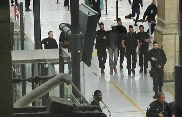 Según otra fuente policial, fueron 'los viajeros' los que detectaron al joven, un maliense de 20 años desconocido de los servicios de la policía, 'armado con un cuchillo, en el interior de la estación'. Avisaron entonces a las fuerzas del orden que intervinieron 'pistola en mano' para detenerlo, añadió esta fuente.