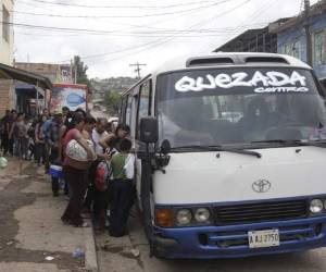 Los usuarios tuvieron que hacer largas filas y esperar horas para alcanzar un espacio en las 12 unidades de la ruta Arturo Quezada-Centro, que salieron a trabajar bajo el resguardo de dos agentes de Fusina a bordo.
