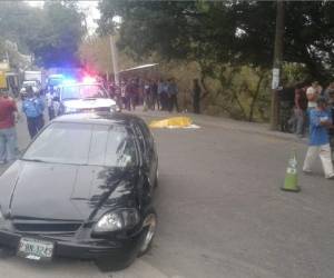 El cadáver de la víctima quedó tendido en el pavimento mientras que el autose estrelló en una acera.