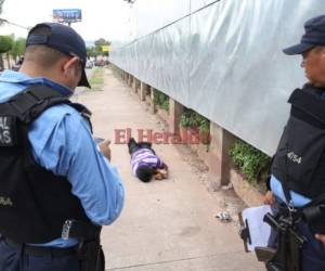 El cuerpo del hombre quedó boca abajo sobre una acera.