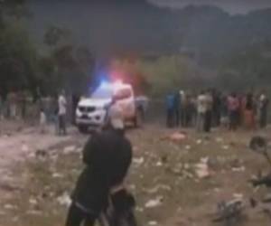 Agentes de la Policía Nacional y Medicina Forense llegaron a la escena para el levantamiento del cadáver y recopilar información del espantoso crimen.