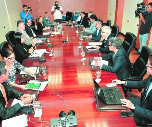 El gobierno de Honduras comienza las negociaciones para la firma de un nuevo acuerdo. Las conversaciones tardaron dos semanas y se realizaron en Tegucigalpa, decidiendo trasladarlas a Washington. Foto EL HERALDO.