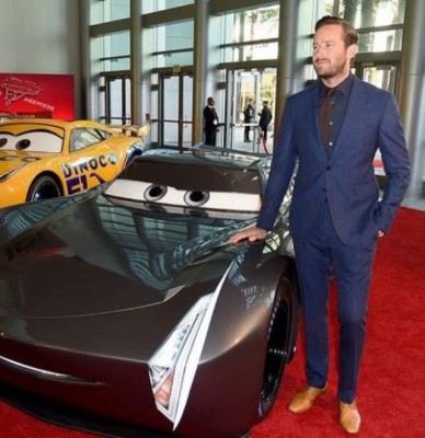 Los inquietantes mensajes de Armie Hammer, actor acusado de violación y canibalismo