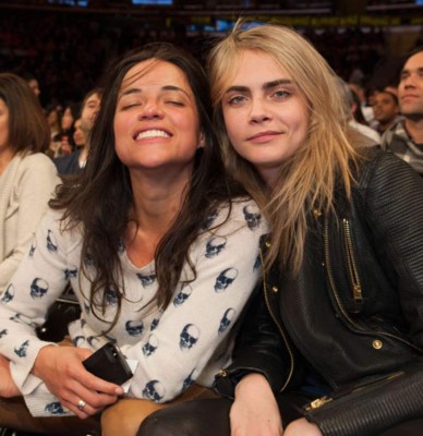 Famosas que demuestran su amor en público con sus novias