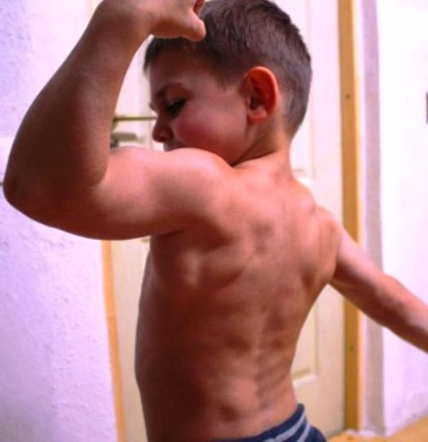 Los niños musculosos: Impactantes fotos generan duras críticas en las redes sociales
