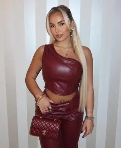 Jugador se tapó el rostró pero siempre fue captado recogiendo bella rubia