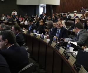 La bancada del PL la integran 26 diputados que están divididos en dos grupos, unos que apoyan a Santos y otros a Luis Zelaya.