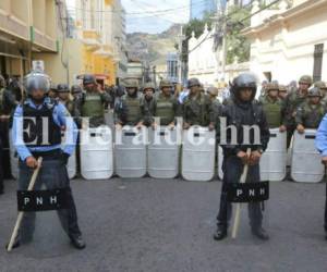 Las calles que dan acceso al Congreso Nacional permanecen bloqueados por agentes de la Policía Militar. (Fotos: Álex Pérez /...