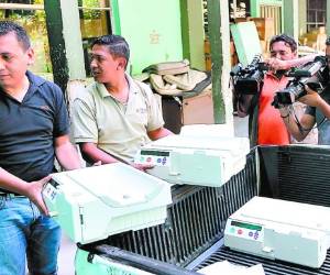 Momento en que las máquinas eran llevadas a la sala de pacientes renales del Hospital Escuela Universitario.
