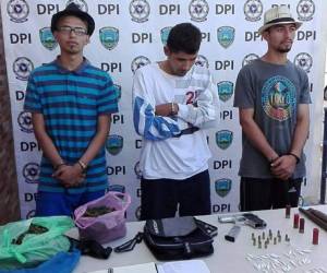 Los tres pandilleros supuestamente se dedican a distribuir droga y extorsionar a vendedores. Fotos: Cortesía Policía Nacional.