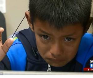 Un niño guatemalteco de siete años se rompe a llorar al escuchar por primera vez en su vida la voz de sus padres
