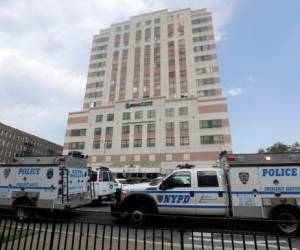 Los vehículos policiales convergen en el Bronx Lebanon Hospital en Nueva York después de que un pistolero abriera fuego el viernes. Foto: AP