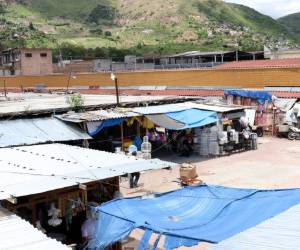 Hace dos años que demolieron más de 100 locales en el mercado San Isidro con el fin de comenzar la construcción de un nuevo edificio, la cual nunca inició. Foto: Alex Pérez/ EL HERALDO