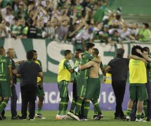 Momento en que el club brasileño Chapecoense festejaba el paso a la final de la Copa Sudamericana tras ganar el duelo ida y vuelta frente al San Lorenzo, foto: AP.