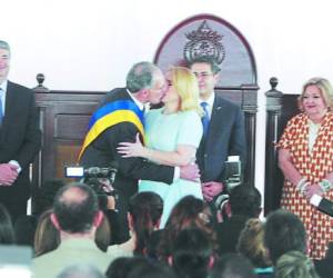 Con un beso el edil y su esposa mostraron su amor. Foto: Alejandro Amador/EL HERALDO.