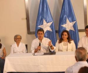 Ivonne Hernández, Elvira Alvarado, Juan Orlando Hernández, Ana García de Hernández y Juan Orlando Hernández hijo durante el anuncio de aceptación de que encabezará las planillas electorales.