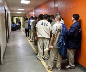 Los Comisionados del Condado de Cook han aprobado una ordenanza este mes que ordena a la cárcel no retener a los inmigrantes ilegales hasta que el Servicio de Inmigración y Control de Aduanas, los oficiales del ICE puedan recogerlos. Foto AFP