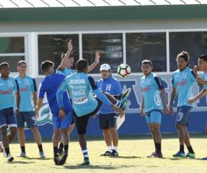Un rondo antes de comenzar la táctica de Pinto en la Selección de Honduras en Fort Myers. Foto: Neptaly Romero / Grupo Opsa.