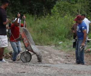 Las palas y carretas son empleadas para la pavimentación de los 500 metros de calle. Cada vecino realiza su voluntariado. Foto: Emilio Flores