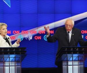 Los dos contendientes no tardaron en cruzarse con fuerza, ya que apenas abierto el debate, Bernie Sanders cuestionó la 'capacidad de juicio' de Hillary Clinton.